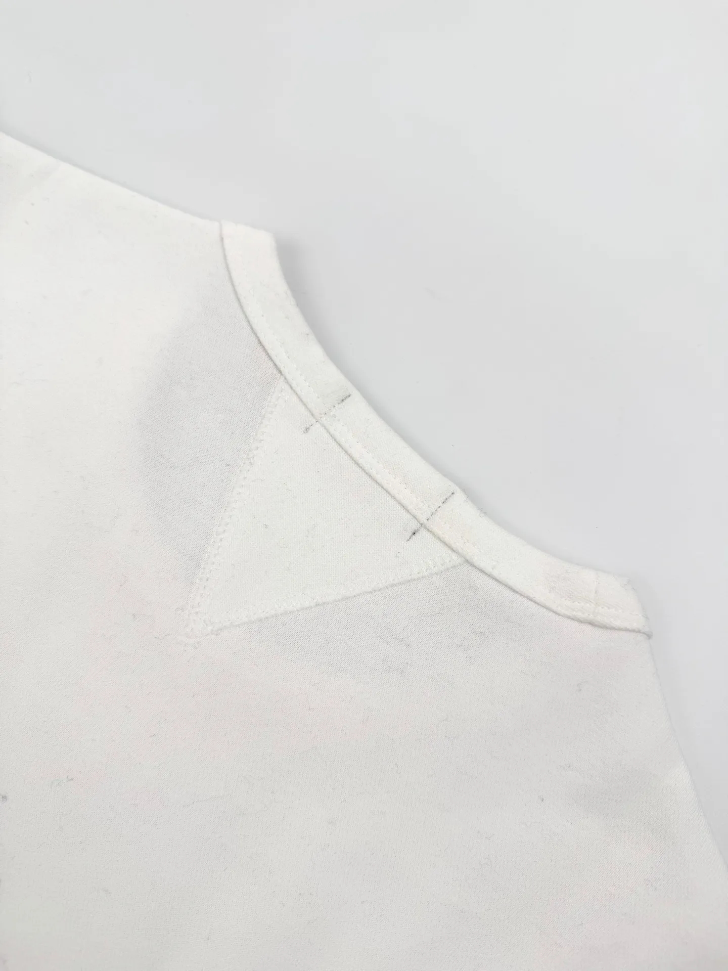 P280 Ralph Lauren logo embroidered sweatshirt. Customized cloud-like honey cotton fleece sweatshirt material. It feels delicate and comfortable against the skin. It is dressed in pure white and exudes innate elegance. The exquisite indigo pony logo is embellished with it. It is highly recognizable. It brings an atmosphere of freedom and vitality. Pure and agile color symphony. It outlines a high-end silhouette with extreme simplicity. It becomes the smart focus of the vision and shows taste in silence. Craftsmanship 1: Adopting imported machine embroidery technology and using advanced computer control systems and precision mechanical components to achieve the iconic pony embroidery operation with high precision and smooth and delicate lines. Process 2: Using the Hasuo process and sewing with a specific machine. The Hasuo fastness is high and adds visual effects. It is time-consuming and labor-intensive. Process 3: The fabrics are washed and have a better hand feel. Not easy to deform, not easy to shrink, not easy to fade, and maintain long-term beauty. Accessories: Customized 1:1 Ralph Lauren trademark Fit: Fitted Size: S M L XL Style No.: 25296